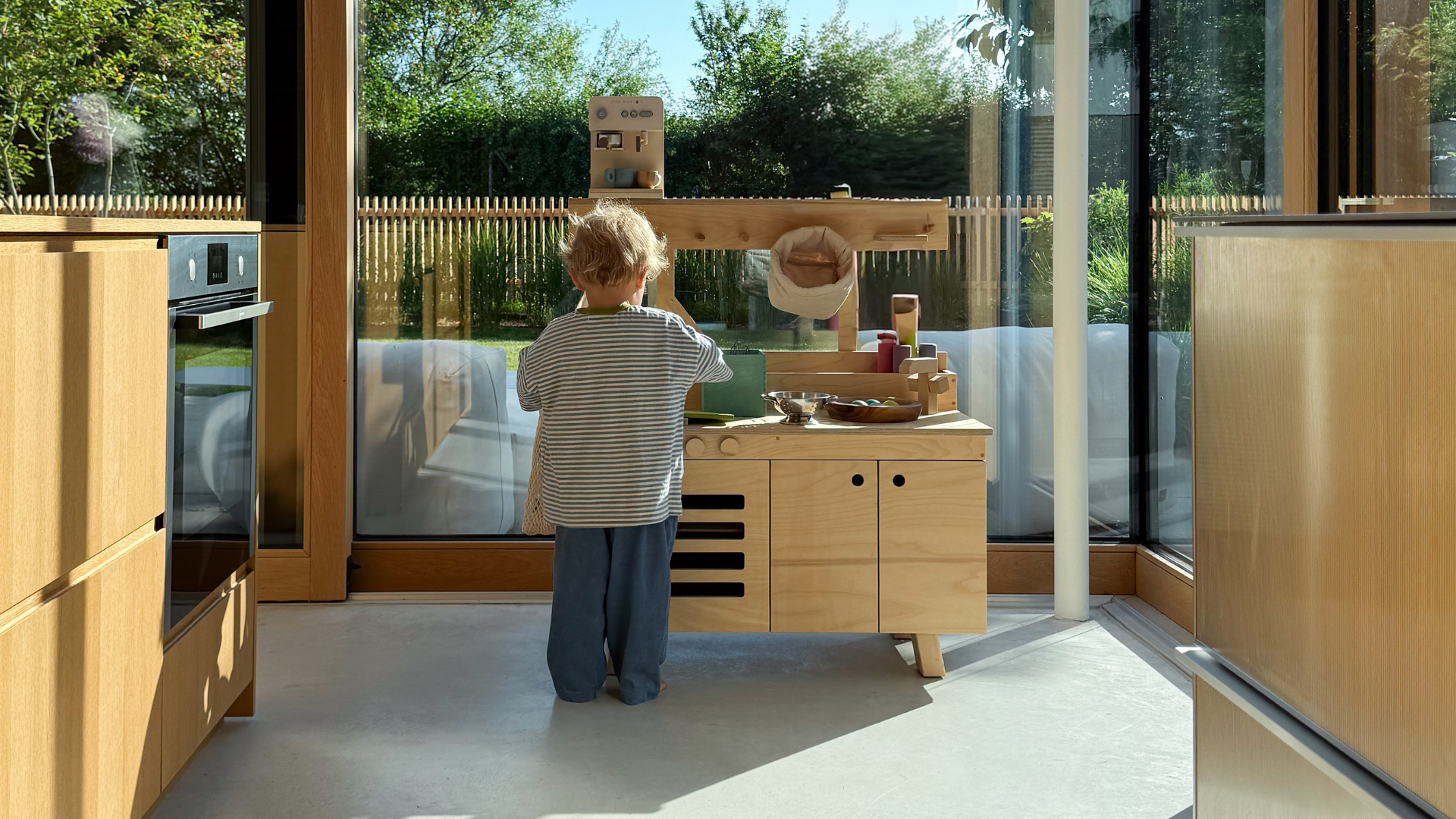 Minimalismus im Familienzuhause: Ein Guide zur Gestaltung eines ruhigeren Zuhauses mit Kindern